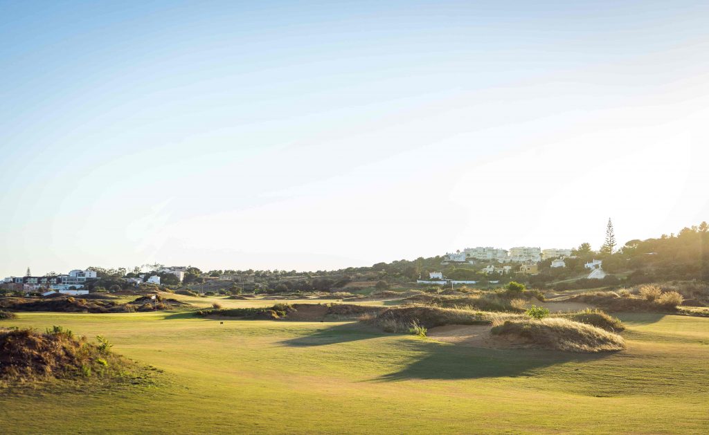 https://golftravelpeople.com/wp-content/uploads/2019/04/Onyria-Palmares-Golf-Club-Lagos-Algarve-Portugal-39-min-1024x629.jpg