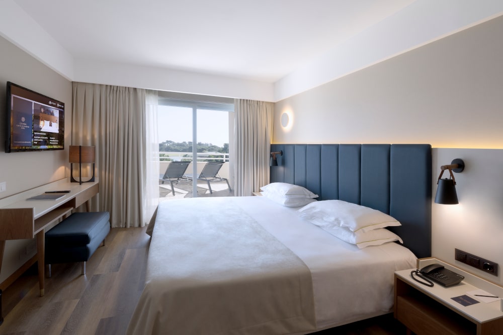 https://golftravelpeople.com/wp-content/uploads/2019/04/Onyria-Quinta-da-Marinha-Hotel-Cascais-Lisbon-Portugal-Bedrooms-and-Suites-15.jpg