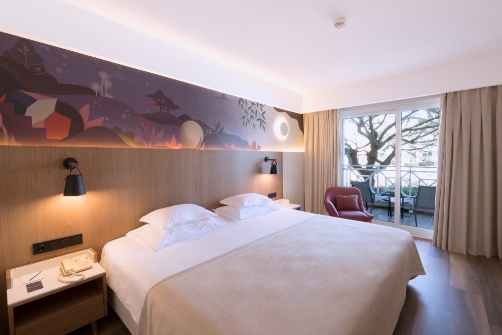 https://golftravelpeople.com/wp-content/uploads/2019/04/Onyria-Quinta-da-Marinha-Hotel-Cascais-Lisbon-Portugal-Bedrooms-and-Suites-19.jpg