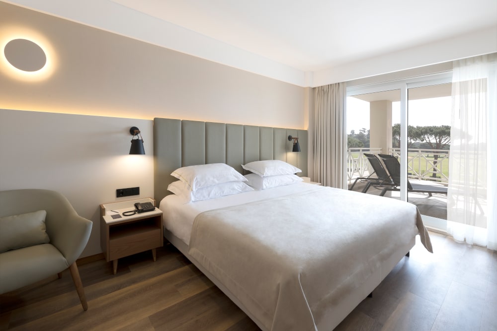 https://golftravelpeople.com/wp-content/uploads/2019/04/Onyria-Quinta-da-Marinha-Hotel-Cascais-Lisbon-Portugal-Bedrooms-and-Suites-3.jpg