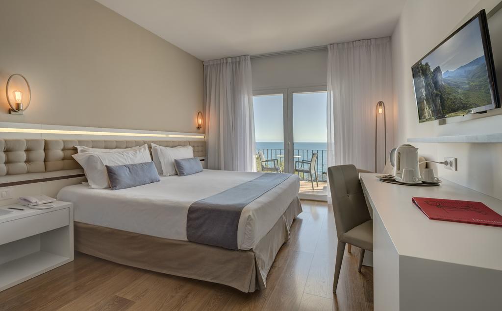 https://golftravelpeople.com/wp-content/uploads/2019/04/Park-Hotel-San-Jorge-Spa-Bedrooms-1.jpg