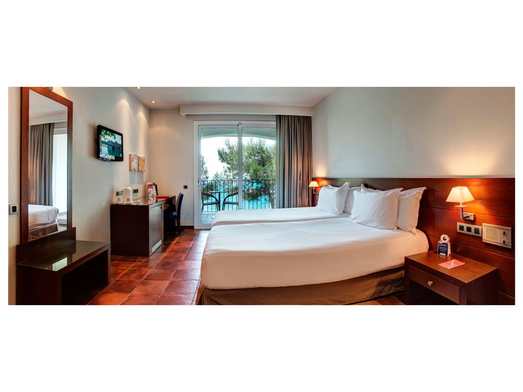 https://golftravelpeople.com/wp-content/uploads/2019/04/Park-Hotel-San-Jorge-Spa-Bedrooms-8.jpg