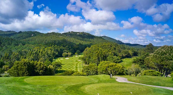 https://golftravelpeople.com/wp-content/uploads/2019/04/Penha-Longa-Golf-Club-160715-2.jpg