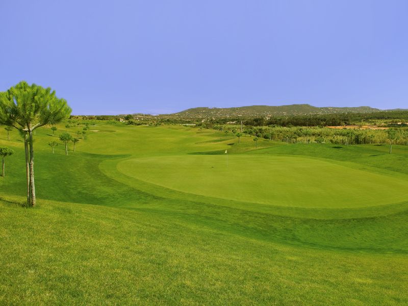 https://golftravelpeople.com/wp-content/uploads/2019/04/Pinheiros-Altos-Golf-Club-Corks-Course-5.jpg