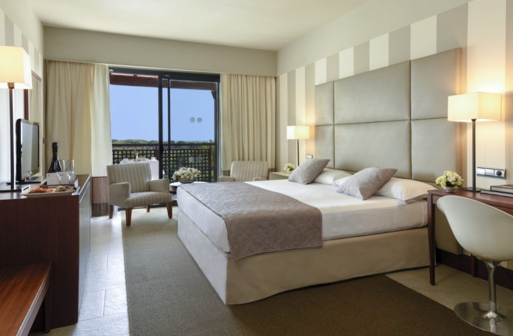 https://golftravelpeople.com/wp-content/uploads/2019/04/Precise-Resort-El-Rompido-Bedrooms-New-8-1024x672.jpg