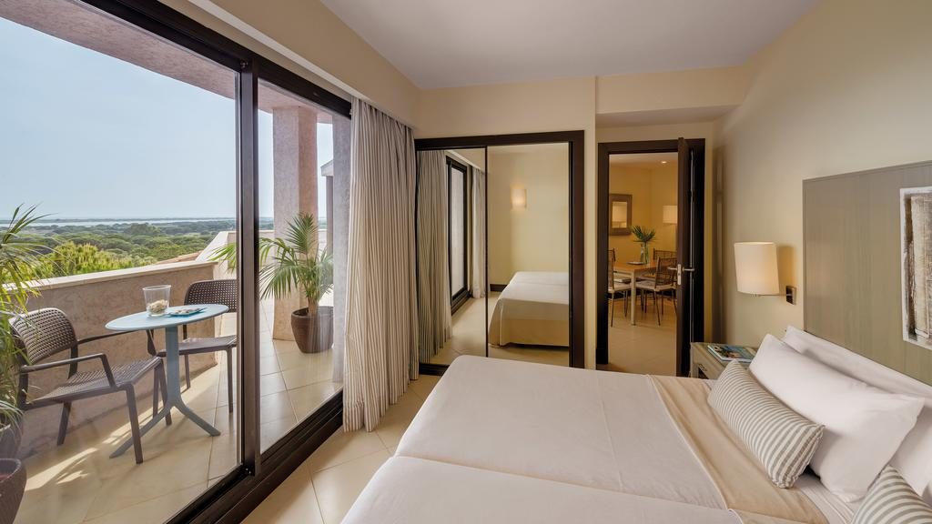 https://golftravelpeople.com/wp-content/uploads/2019/04/Precise-Resort-El-Rompido-The-Club-Apartments-Bedrooms-6-1024x576.jpg