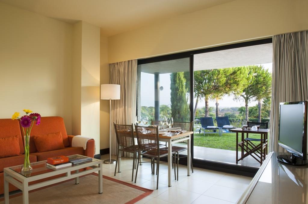 https://golftravelpeople.com/wp-content/uploads/2019/04/Precise-Resort-El-Rompido-The-Club-Apartments-Bedrooms-9-1024x681.jpg