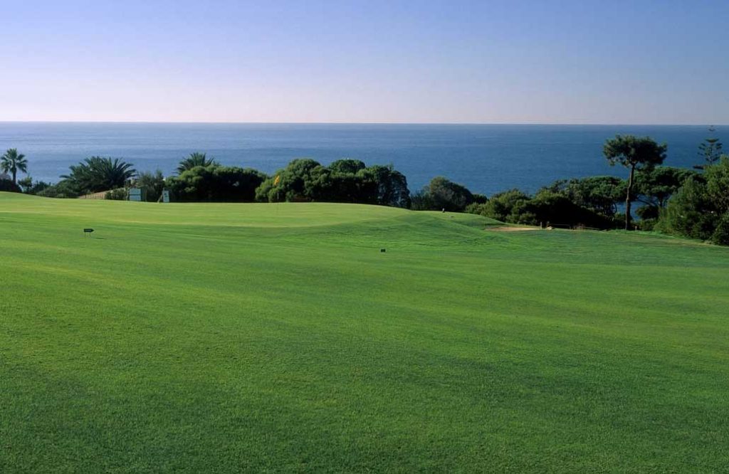 https://golftravelpeople.com/wp-content/uploads/2019/04/Quinta-da-Marinha-Golf-Club-17-1024x666.jpg