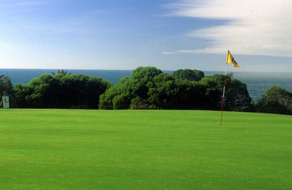 https://golftravelpeople.com/wp-content/uploads/2019/04/Quinta-da-Marinha-Golf-Club-21-1024x667.jpg
