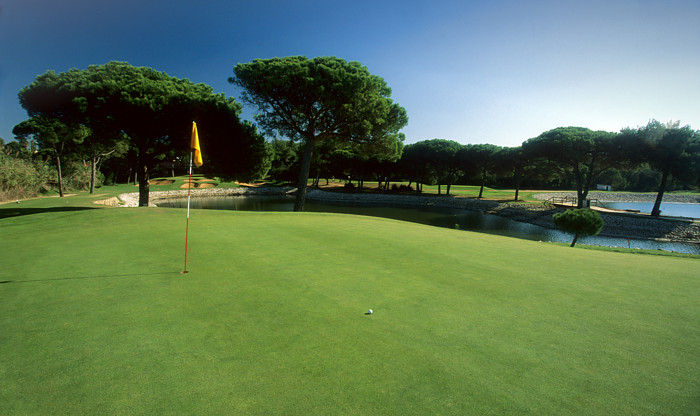https://golftravelpeople.com/wp-content/uploads/2019/04/Quinta-da-Marinha-Golf-Club-31.jpg