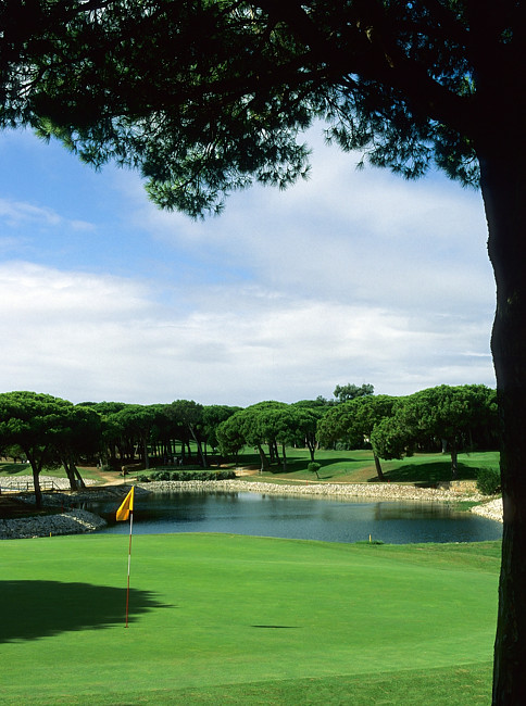 https://golftravelpeople.com/wp-content/uploads/2019/04/Quinta-da-Marinha-Golf-Club-4.jpg