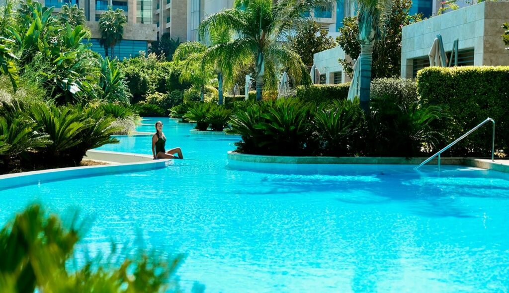 https://golftravelpeople.com/wp-content/uploads/2019/04/Regnum-Carya-Hotel-Belek-Beach-and-Swimming-Pools-12-1024x590.jpg