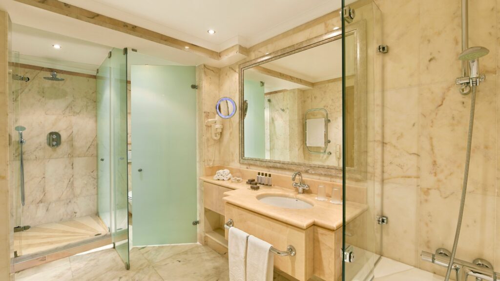 https://golftravelpeople.com/wp-content/uploads/2019/04/Ria-Park-Hotel-and-Spa-Quinta-do-Lago-Algarve-Portugal-Bedrooms-and-Suites-4-1024x576.jpg