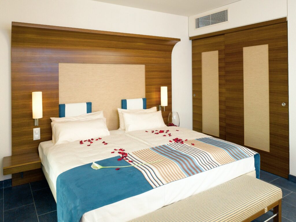 https://golftravelpeople.com/wp-content/uploads/2019/04/Robinson-Club-Quinta-da-Ria-East-Algarve-Portugal-Bedrooms-and-Suites-2-1024x769.jpg