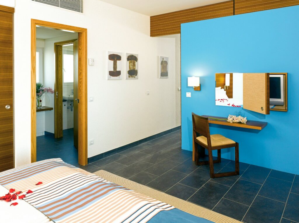 https://golftravelpeople.com/wp-content/uploads/2019/04/Robinson-Club-Quinta-da-Ria-East-Algarve-Portugal-Bedrooms-and-Suites-6-1024x765.jpg