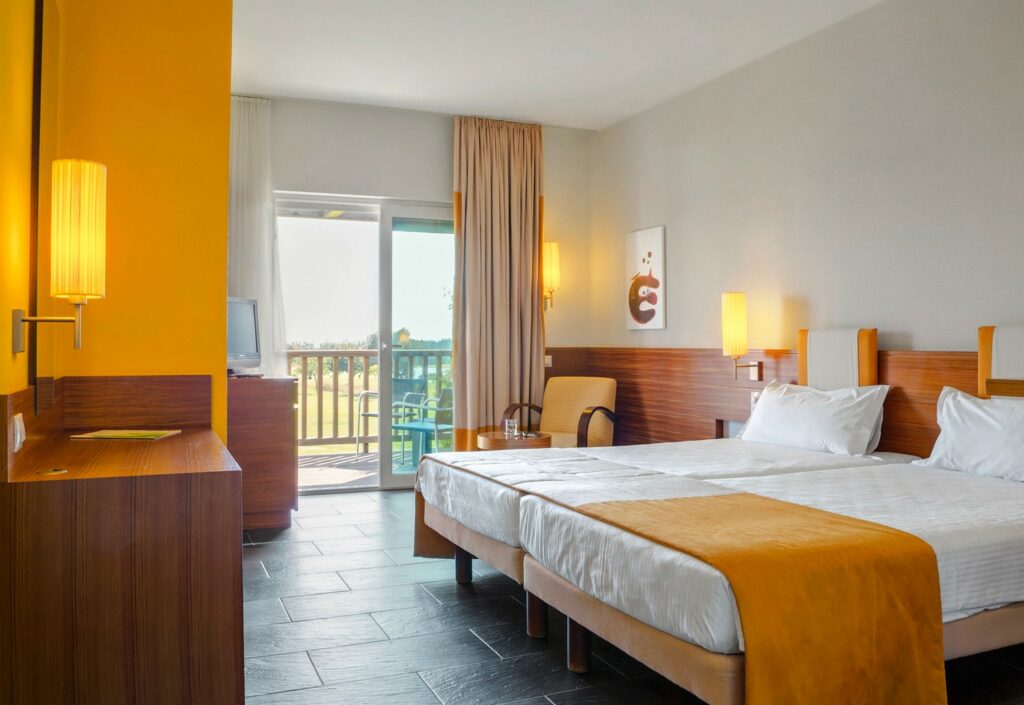 https://golftravelpeople.com/wp-content/uploads/2019/04/Robinson-Club-Quinta-da-Ria-East-Algarve-Portugal-Bedrooms-and-Suites-8-1024x705.jpg