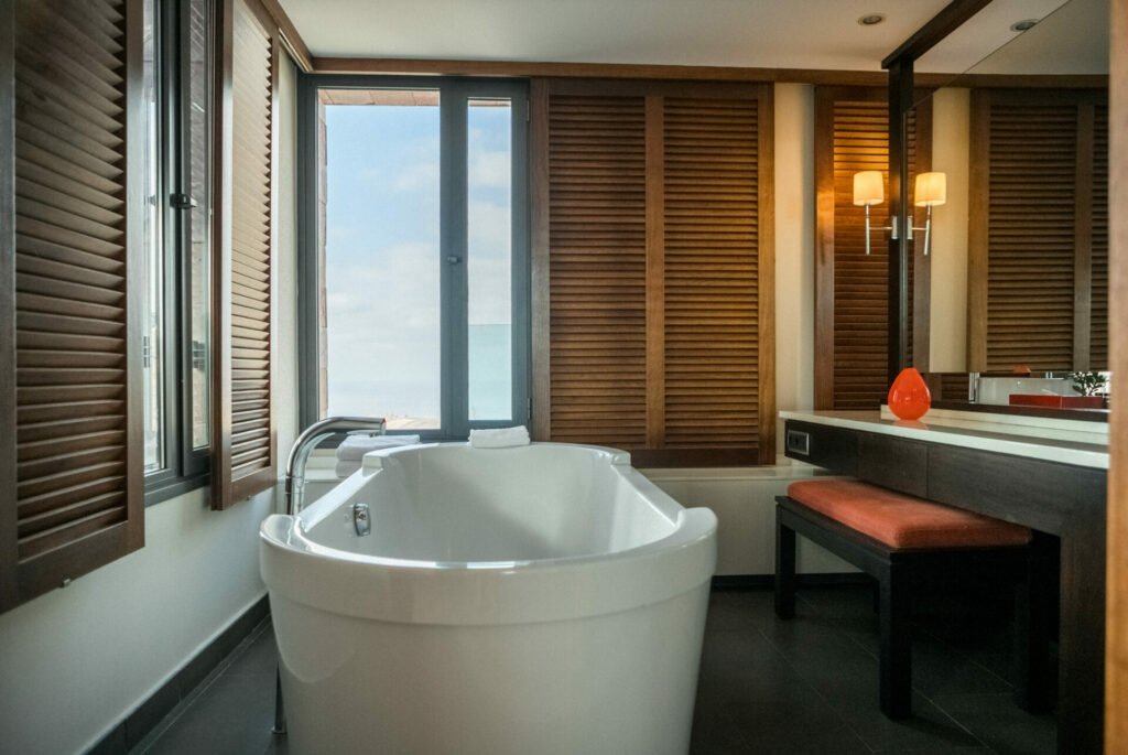 https://golftravelpeople.com/wp-content/uploads/2019/04/SalobreHotelResort_Serenity_DeluxeSuiteBathroom-1024x685.jpg