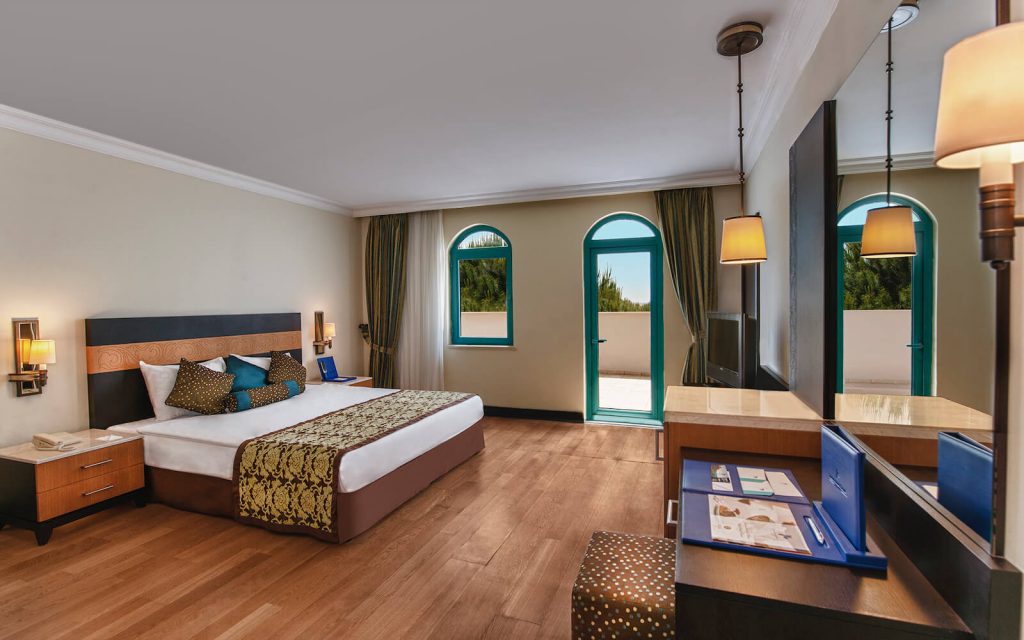 https://golftravelpeople.com/wp-content/uploads/2019/04/Sirene-Belek-Hotel-Bedrooms-and-Suites-4-1024x640.jpg