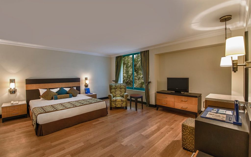 https://golftravelpeople.com/wp-content/uploads/2019/04/Sirene-Belek-Hotel-Bedrooms-and-Suites-6-1024x640.jpg