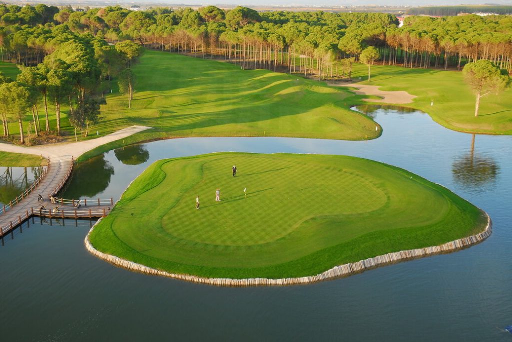 https://golftravelpeople.com/wp-content/uploads/2019/04/Sueno-Golf-Club-Belek-Dunes-Course-1-3-1024x685.jpg