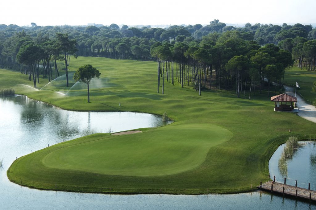 https://golftravelpeople.com/wp-content/uploads/2019/04/Sueno-Golf-Club-Belek-Pines-Course-1-1024x681.jpg