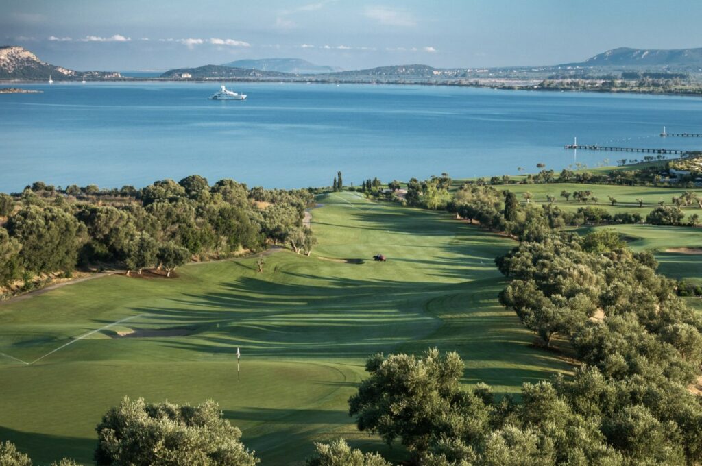 https://golftravelpeople.com/wp-content/uploads/2019/04/The-Bay-Course-at-Costa-Navarino-Greece-15-1024x680.jpg