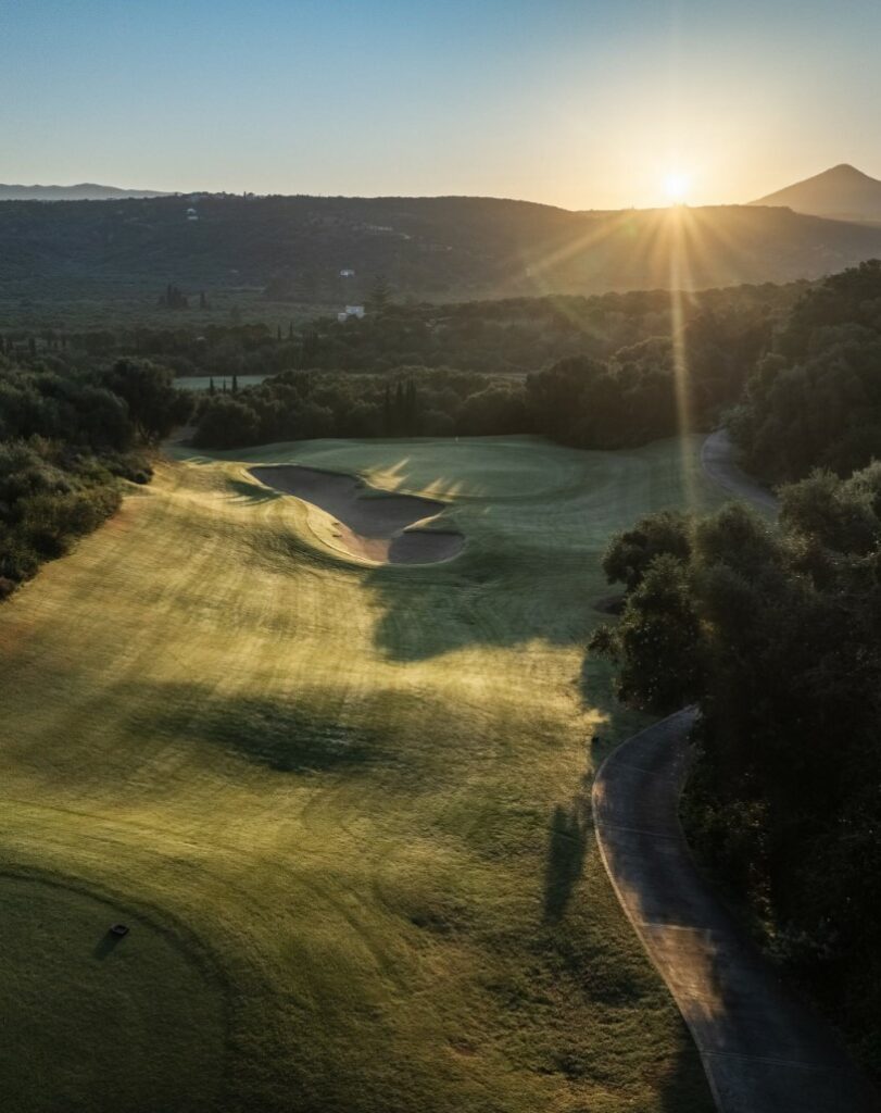 https://golftravelpeople.com/wp-content/uploads/2019/04/The-Bay-Course-at-Costa-Navarino-Greece-16-811x1024.jpg