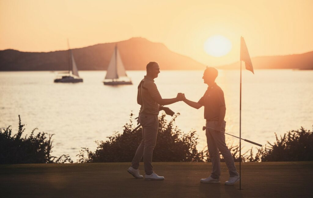 https://golftravelpeople.com/wp-content/uploads/2019/04/The-Bay-Course-at-Costa-Navarino-Greece-17-1024x649.jpg