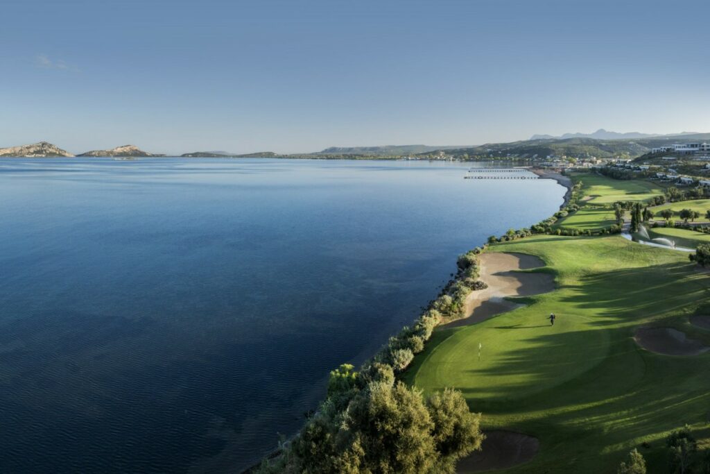 https://golftravelpeople.com/wp-content/uploads/2019/04/The-Bay-Course-at-Costa-Navarino-Greece-18-1024x683.jpg