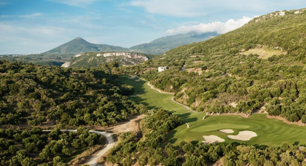 https://golftravelpeople.com/wp-content/uploads/2019/04/The-Bay-Course-at-Costa-Navarino-Greece-19-1024x558.jpg