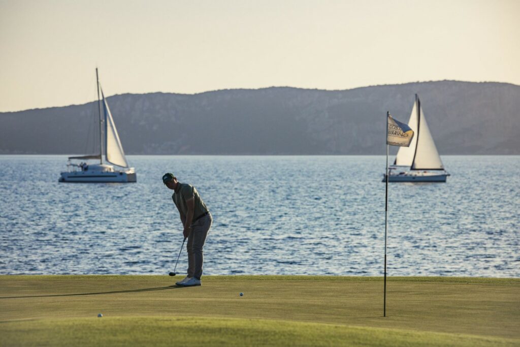 https://golftravelpeople.com/wp-content/uploads/2019/04/The-Bay-Course-at-Costa-Navarino-Greece-20-1024x683.jpg