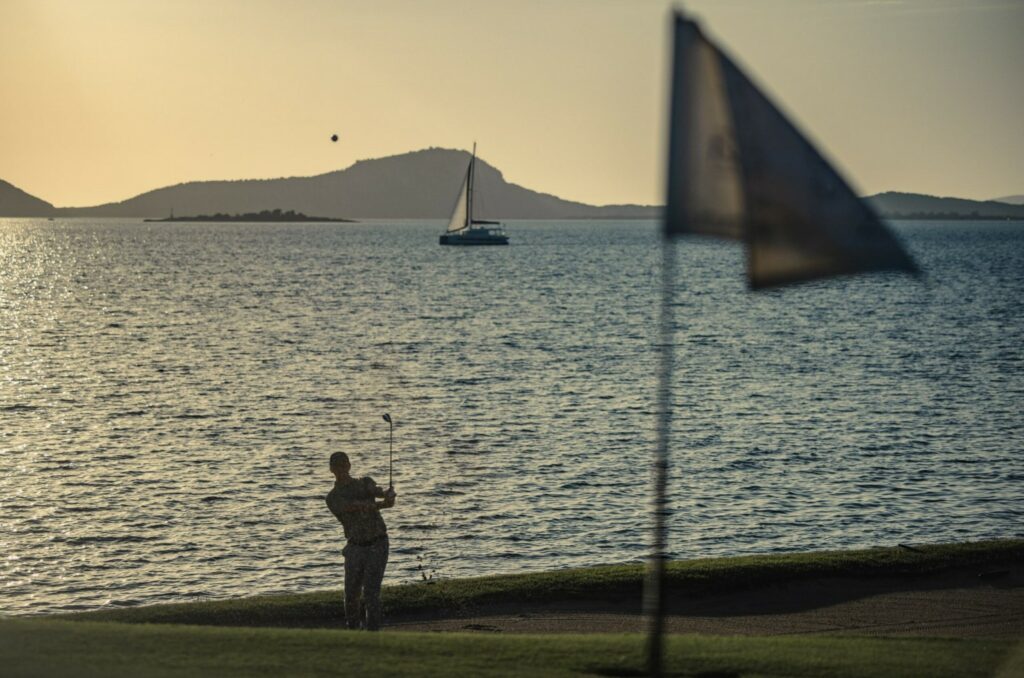 https://golftravelpeople.com/wp-content/uploads/2019/04/The-Bay-Course-at-Costa-Navarino-Greece-21-1024x678.jpg