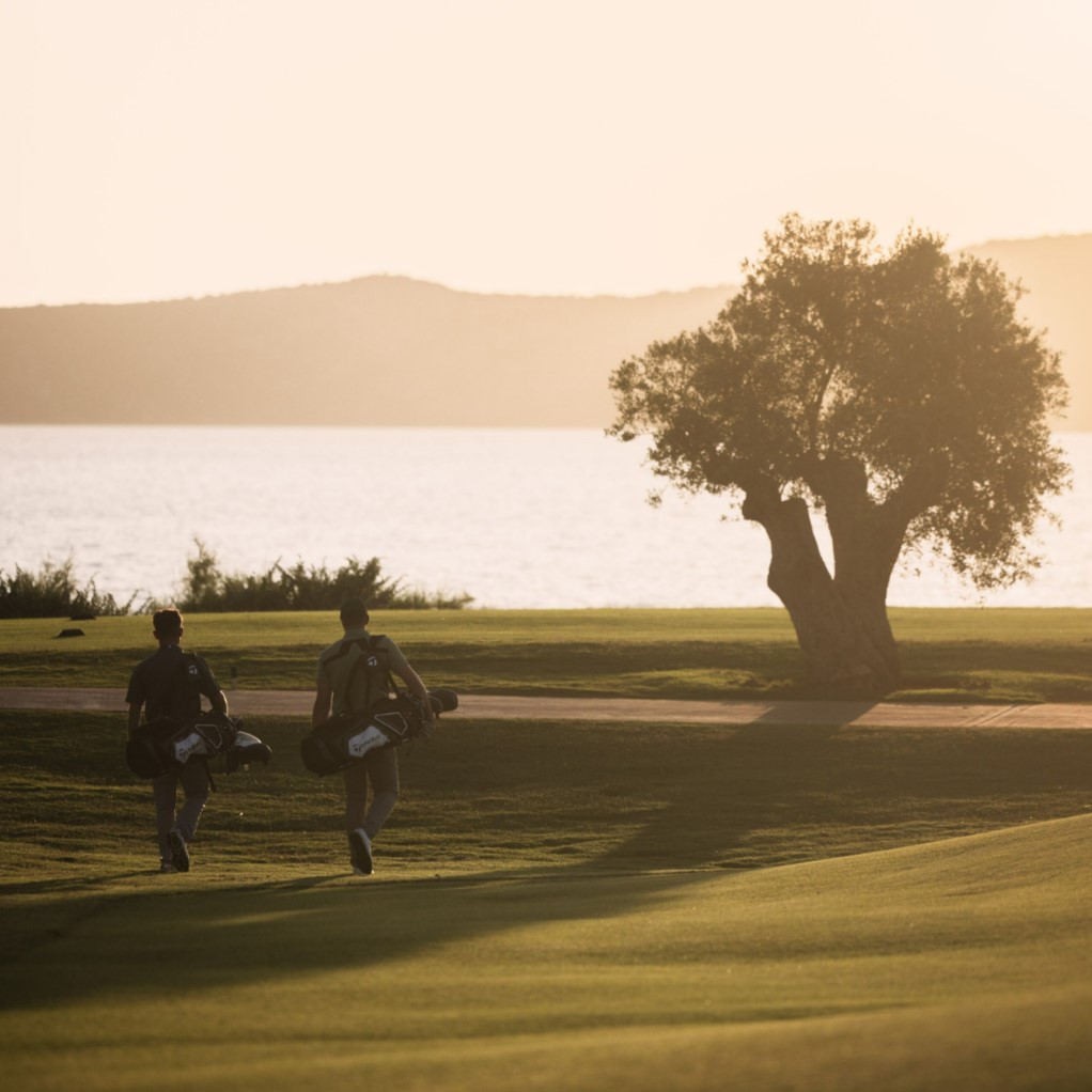 https://golftravelpeople.com/wp-content/uploads/2019/04/The-Bay-Course-at-Costa-Navarino-Greece-22.jpg