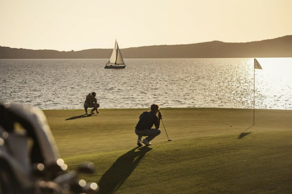 https://golftravelpeople.com/wp-content/uploads/2019/04/The-Bay-Course-at-Costa-Navarino-Greece-4-1024x680.jpg