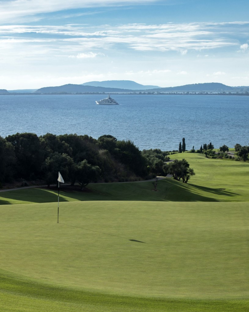 https://golftravelpeople.com/wp-content/uploads/2019/04/The-Bay-Course-at-Costa-Navarino-Greece-5.jpg