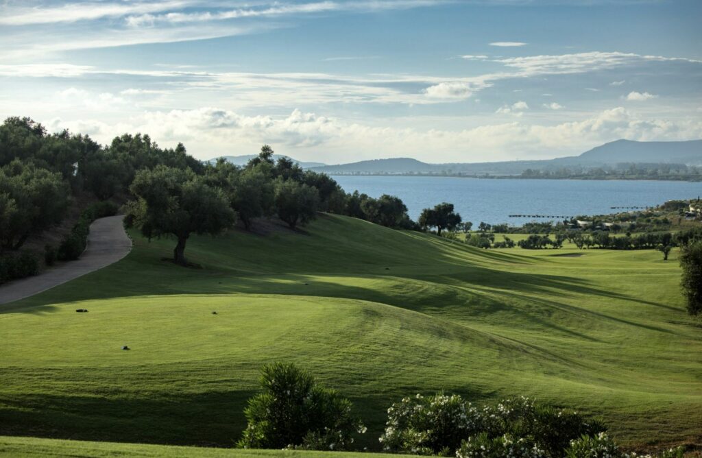 https://golftravelpeople.com/wp-content/uploads/2019/04/The-Bay-Course-at-Costa-Navarino-Greece-6-1024x668.jpg