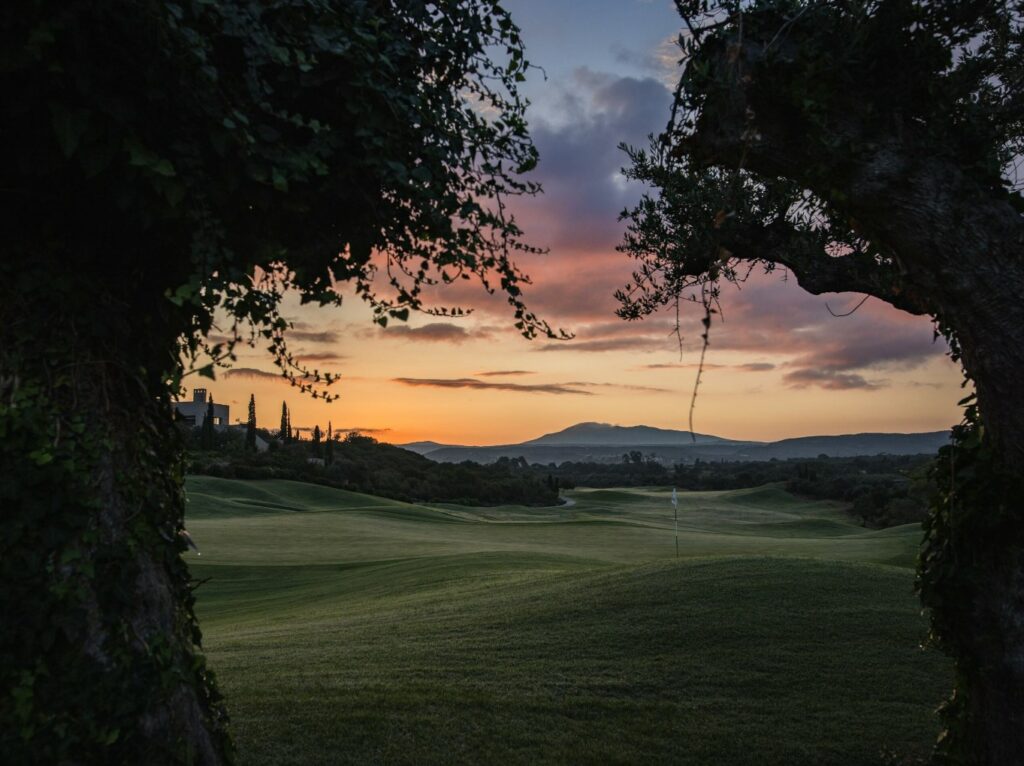 https://golftravelpeople.com/wp-content/uploads/2019/04/The-Bay-Course-at-Costa-Navarino-Greece-7-1024x766.jpg