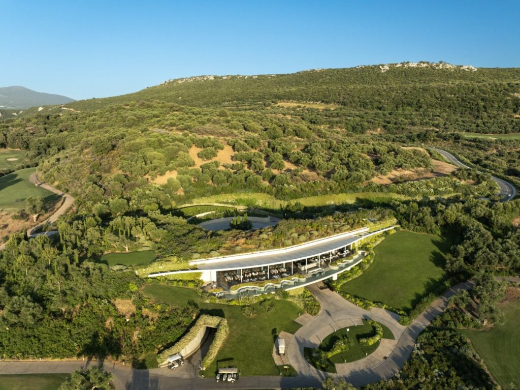 https://golftravelpeople.com/wp-content/uploads/2019/04/The-Bay-Course-at-Costa-Navarino-Greece-9-1024x767.jpg