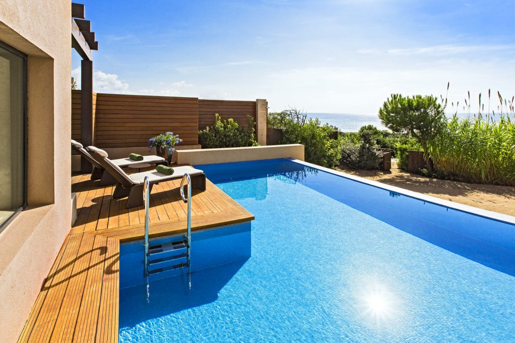 https://golftravelpeople.com/wp-content/uploads/2019/04/The-Romanos-Luxury-Collection-Resort-at-Costa-Navarino-Grand-Infinity-Suite-Sea-Pool-1024x683.jpg