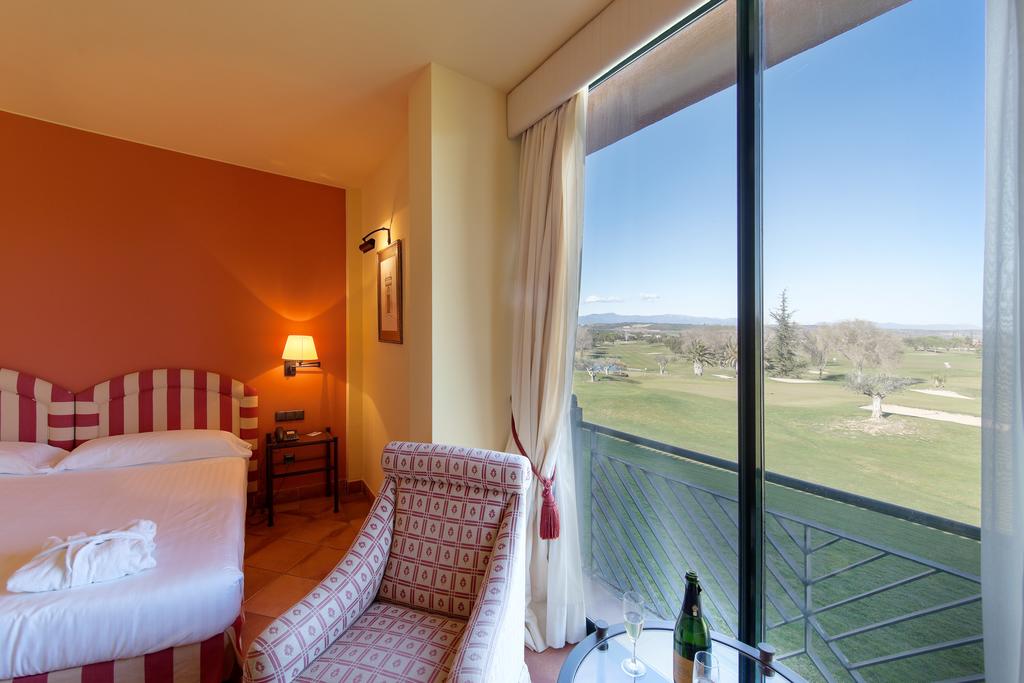 https://golftravelpeople.com/wp-content/uploads/2019/04/Torremirona-Relais-Hotel-Golf-Spa-Bedrooms-1.jpg