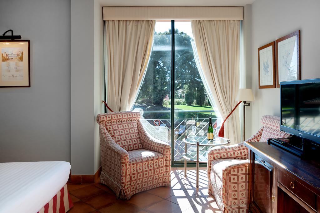 https://golftravelpeople.com/wp-content/uploads/2019/04/Torremirona-Relais-Hotel-Golf-Spa-Bedrooms-5.jpg