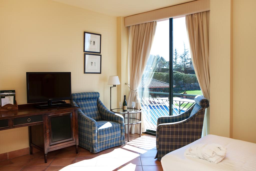 https://golftravelpeople.com/wp-content/uploads/2019/04/Torremirona-Relais-Hotel-Golf-Spa-Bedrooms-8.jpg