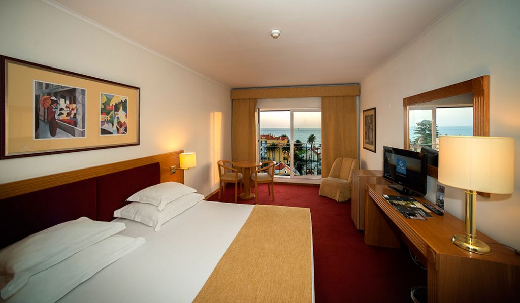 https://golftravelpeople.com/wp-content/uploads/2019/04/Vila-Gale-Hotel-Estoril-Bedrooms-1-1024x597.jpg