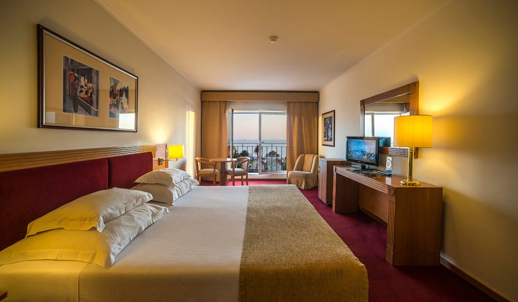 https://golftravelpeople.com/wp-content/uploads/2019/04/Vila-Gale-Hotel-Estoril-Bedrooms-2-1024x597.jpg