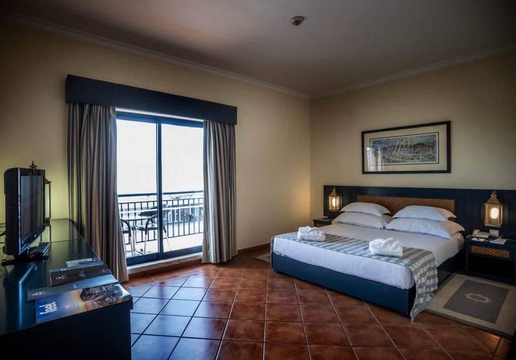 https://golftravelpeople.com/wp-content/uploads/2019/04/Vila-Gale-Hotel-Tavira-Bedrooms-9-Copy-1024x715.jpg