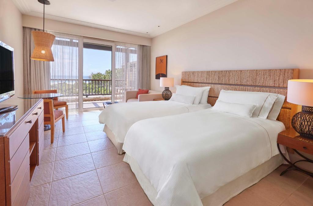 https://golftravelpeople.com/wp-content/uploads/2019/04/Westin-Resort-Costa-Navarino-Bedrooms-and-Suites-10.jpg
