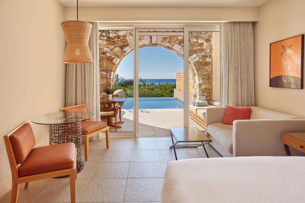 https://golftravelpeople.com/wp-content/uploads/2019/04/Westin-Resort-Costa-Navarino-Bedrooms-and-Suites-2.jpg