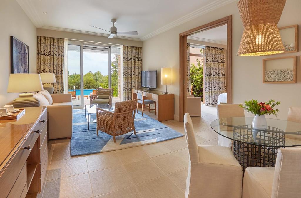 https://golftravelpeople.com/wp-content/uploads/2019/04/Westin-Resort-Costa-Navarino-Bedrooms-and-Suites-6.jpg