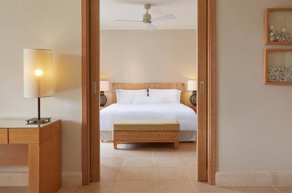 https://golftravelpeople.com/wp-content/uploads/2019/04/Westin-Resort-Costa-Navarino-Bedrooms-and-Suites-7.jpg