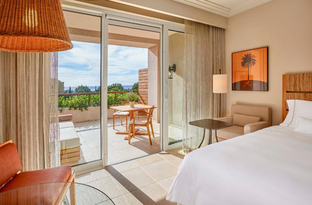 https://golftravelpeople.com/wp-content/uploads/2019/04/Westin-Resort-Costa-Navarino-Bedrooms-and-Suites-8.jpg
